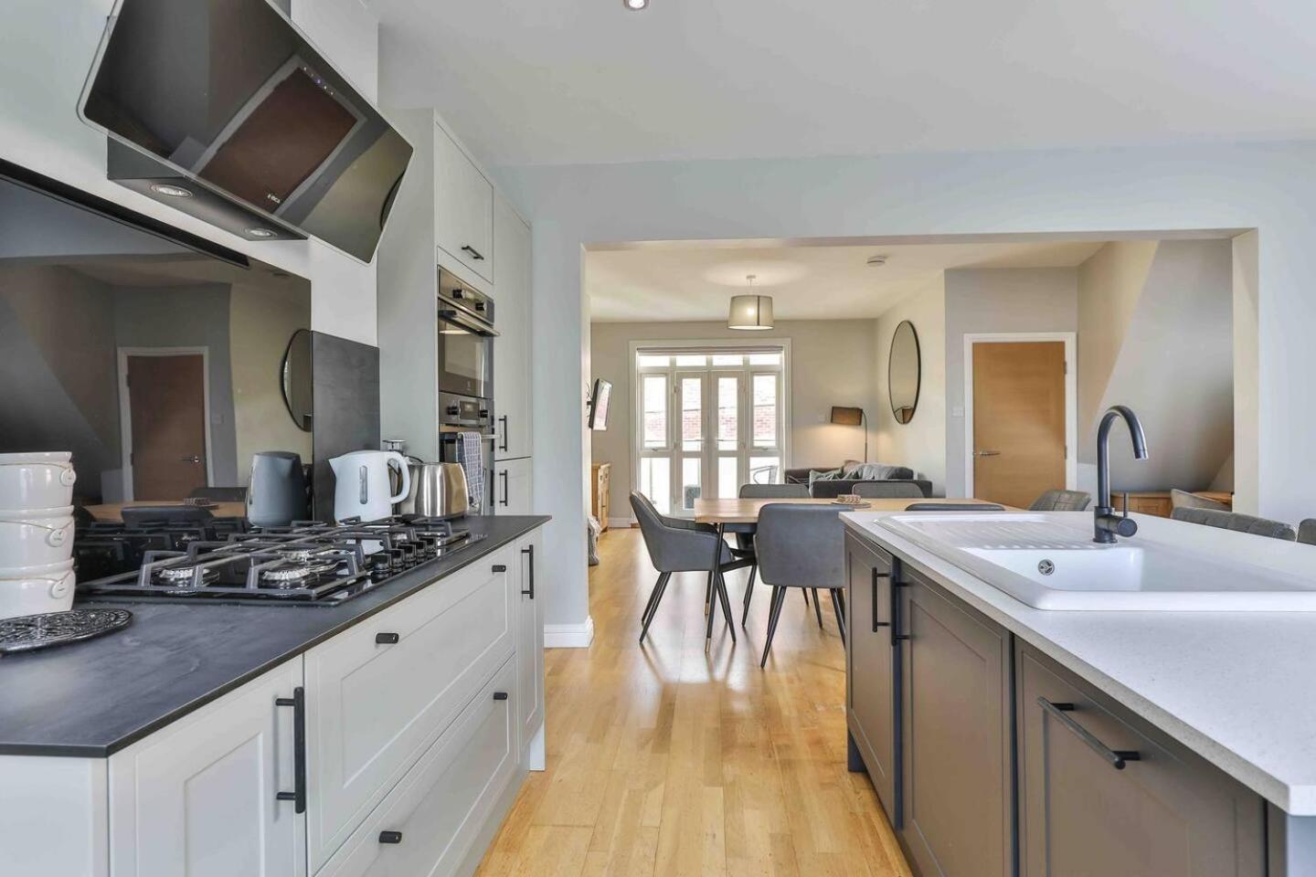 Stylish & Spacious 3 Bed Apartment With Parking Sheffield Exterior photo