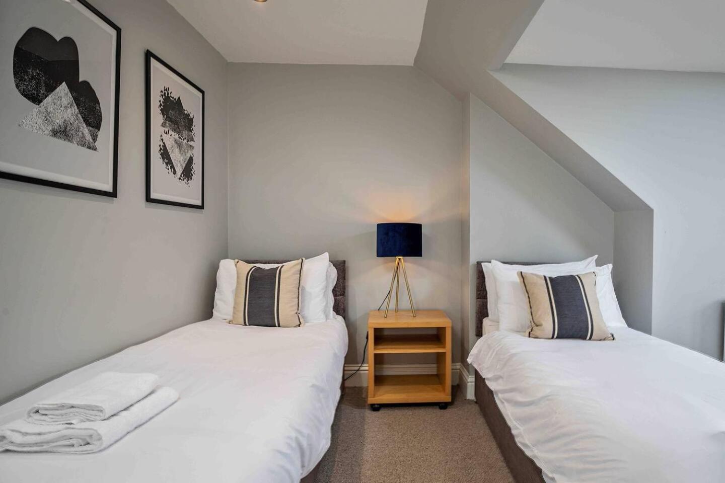 Stylish & Spacious 3 Bed Apartment With Parking Sheffield Exterior photo