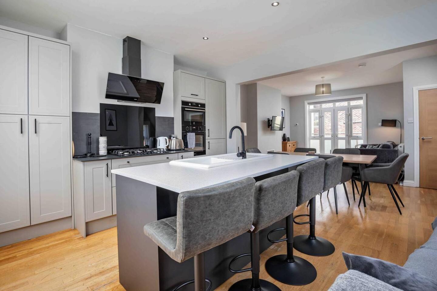 Stylish & Spacious 3 Bed Apartment With Parking Sheffield Exterior photo
