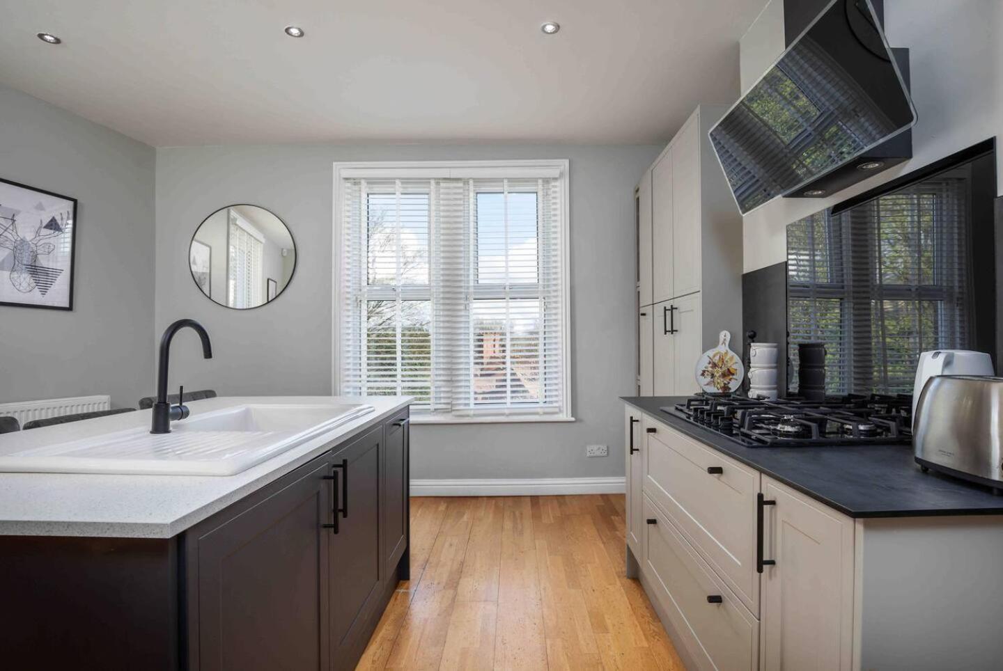 Stylish & Spacious 3 Bed Apartment With Parking Sheffield Exterior photo